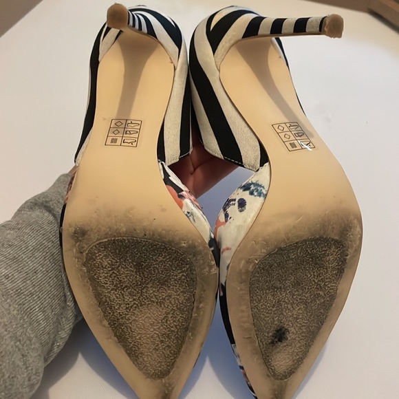 JustFab Black and White Stripe with Floral Pumps Size 5.5 *bonus wallet* - Picture 7 of 9
